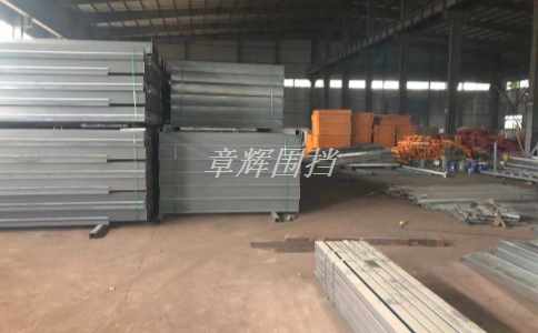 金屬圍擋的數(shù)量和長度與工程規(guī)模有關(guān)嗎？
